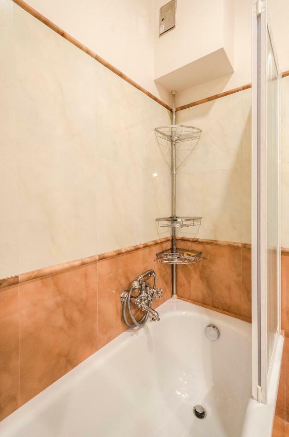 Lupari Apartment, Palazzo Storico Sotto Le Due Torri Bolonia Exterior foto